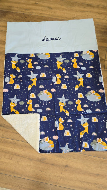 Couverture bébé Célène personnalisée, motif renards et étoiles sur fond marine, prénom brodé