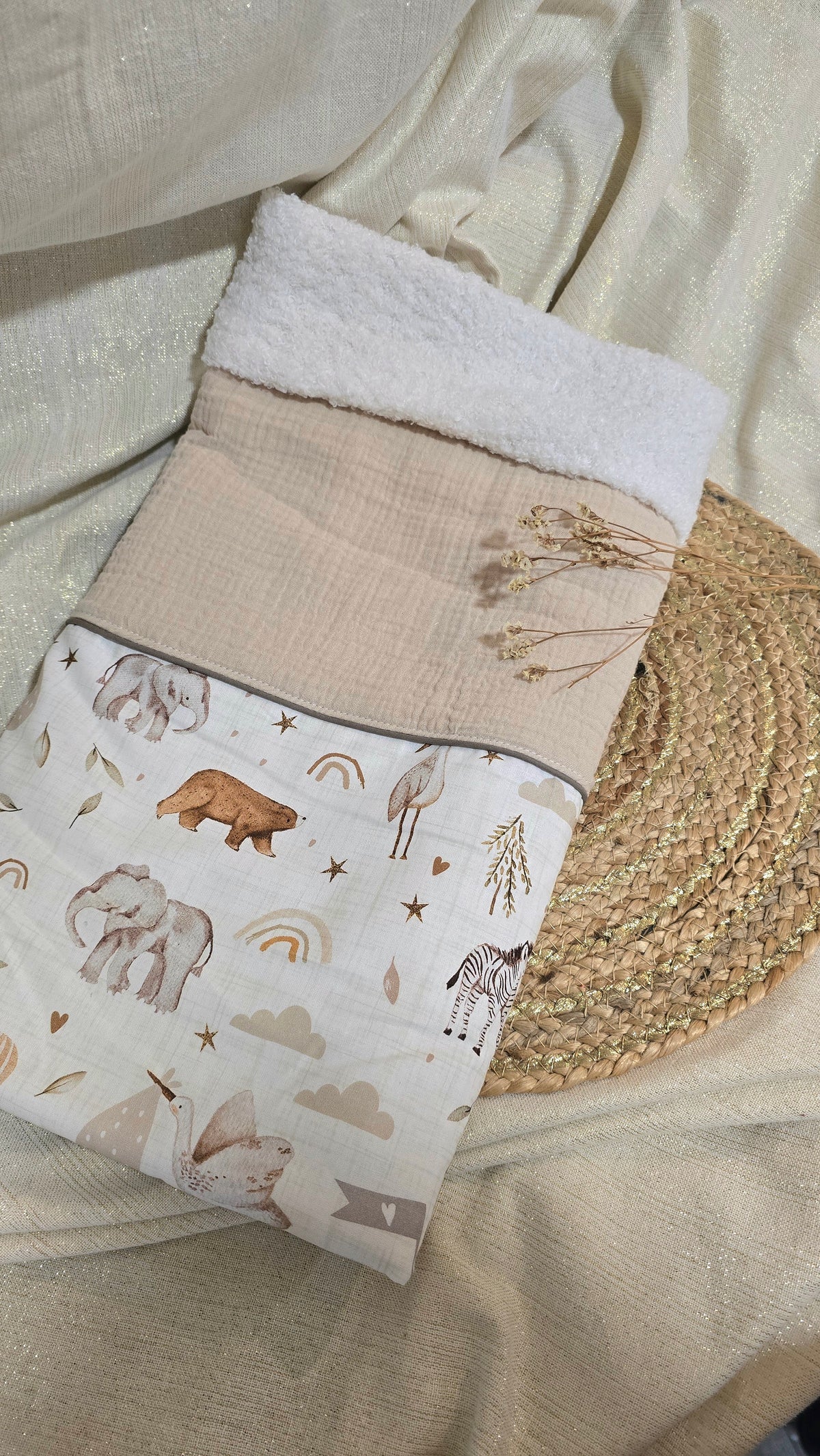 Couverture bébé Célène, motif Safari doux et bord sherpa