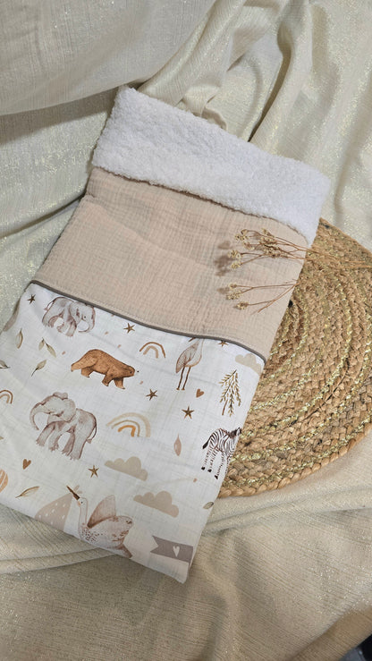 Couverture bébé Célène, motif Safari doux et bord sherpa