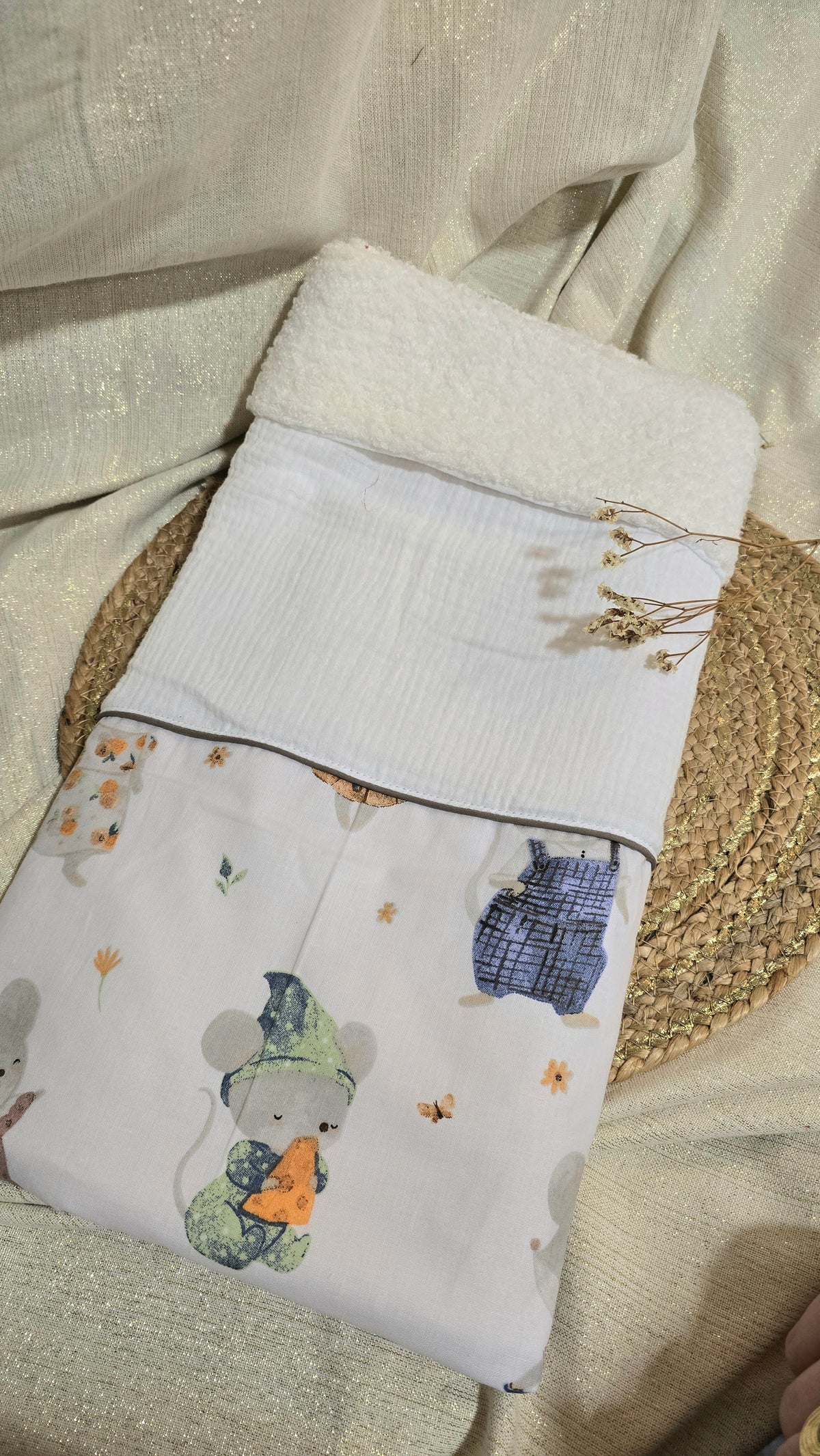 Couverture bébé Célène, motif Souriceau et bord sherpa