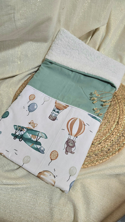 Couverture bébé Célène, motif Voyage céleste et bord sherpa