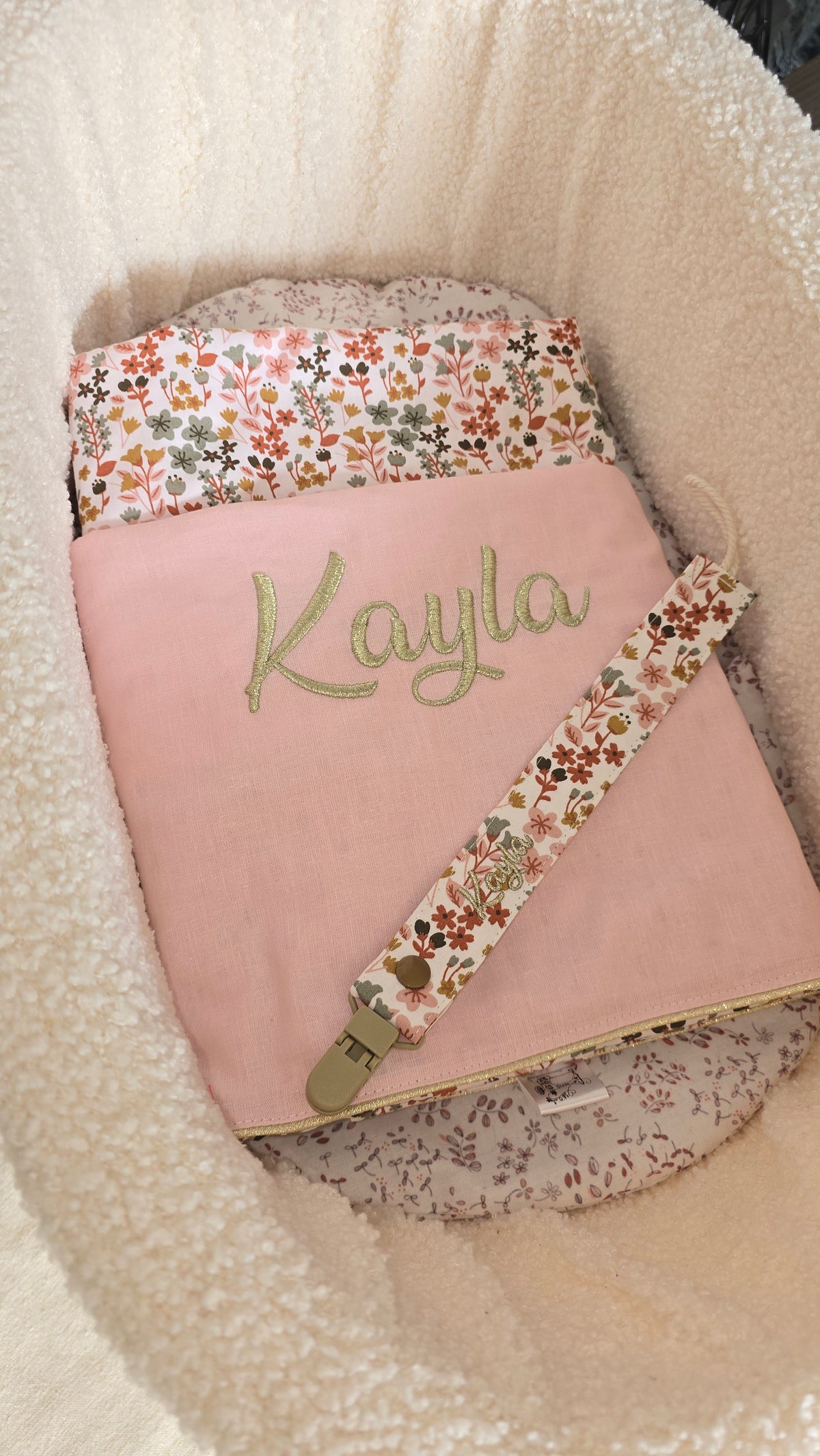 Couverture bébé Célène personnalisée, rose, prénom Kayla brodé, dans un couffin