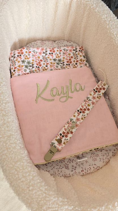Couverture bébé Célène personnalisée, rose, prénom Kayla brodé, dans un couffin