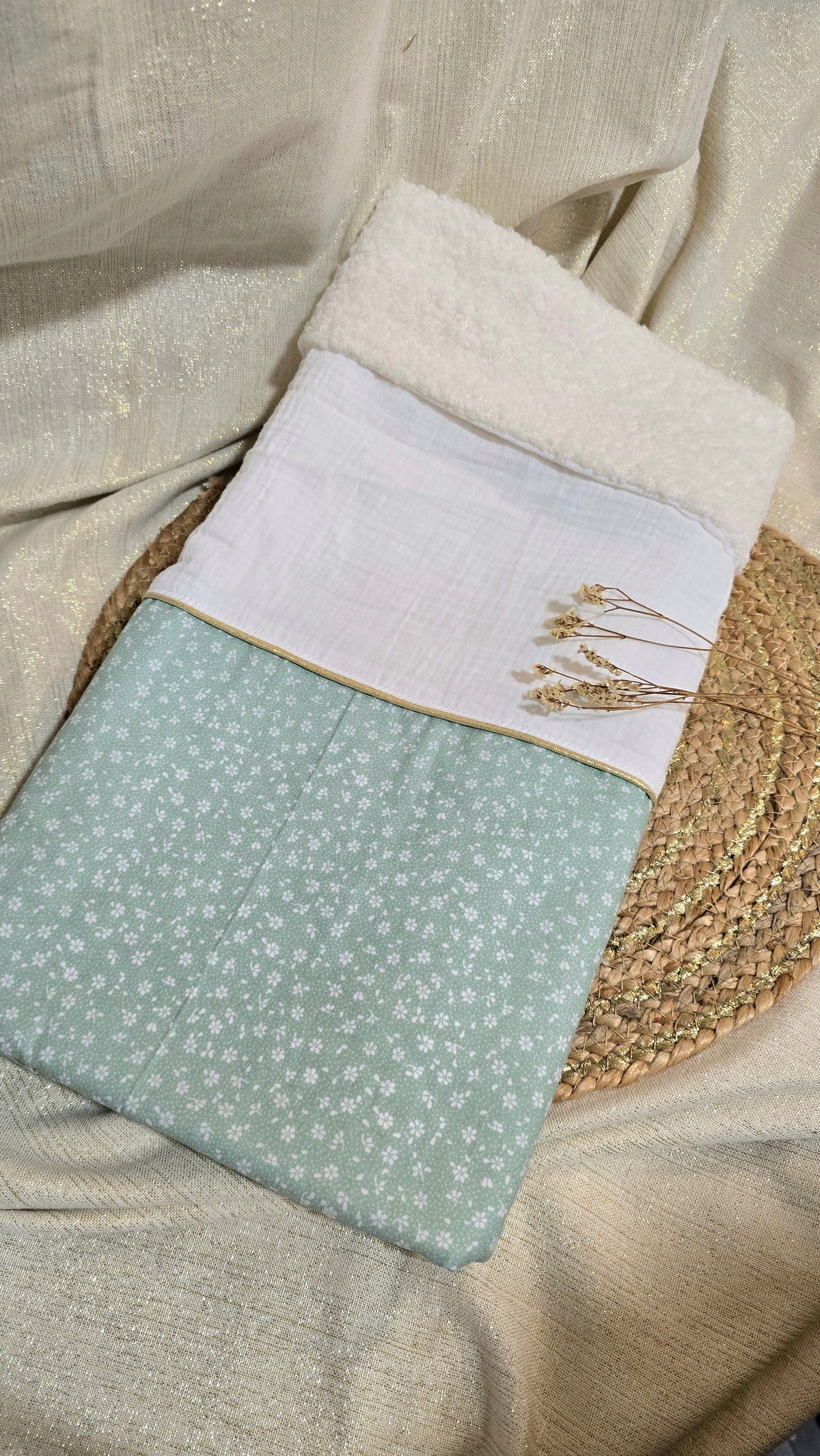 Couverture bébé Célène, Sauge fleurie et bord sherpa
