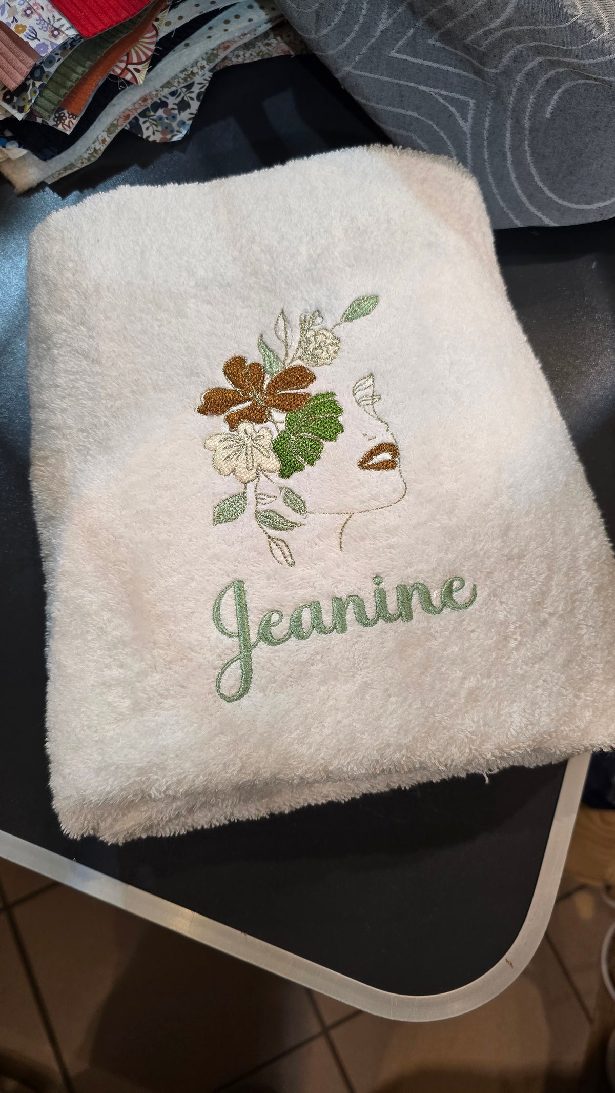 Drap de bain brodé personnalisé, blanc brodé d'un bouquet et du prénom Jeanine