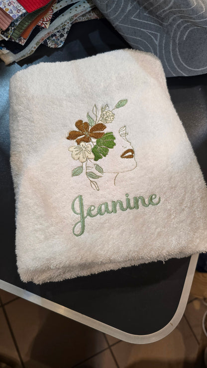 Drap de bain brodé personnalisé, blanc brodé d'un bouquet et du prénom Jeanine