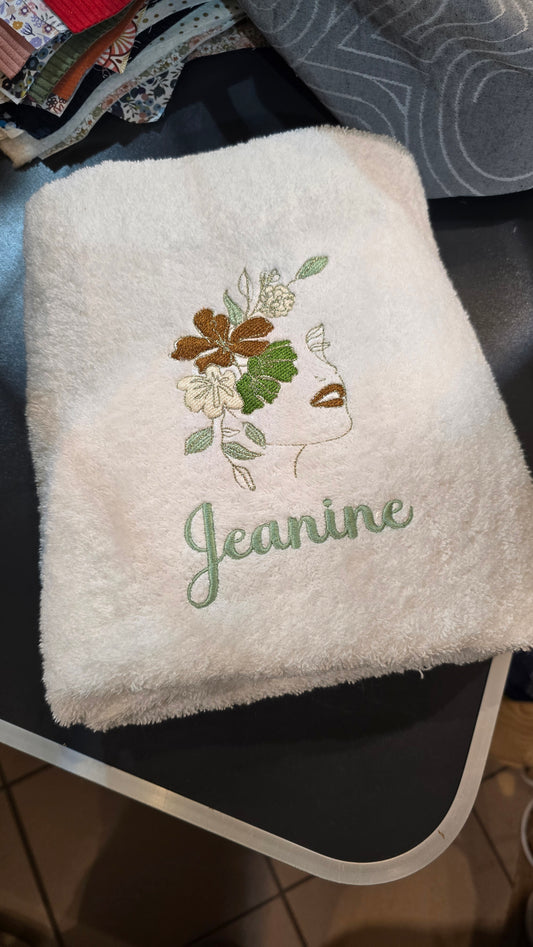 Drap de bain brodé personnalisé, blanc brodé d'un bouquet et du prénom Jeanine