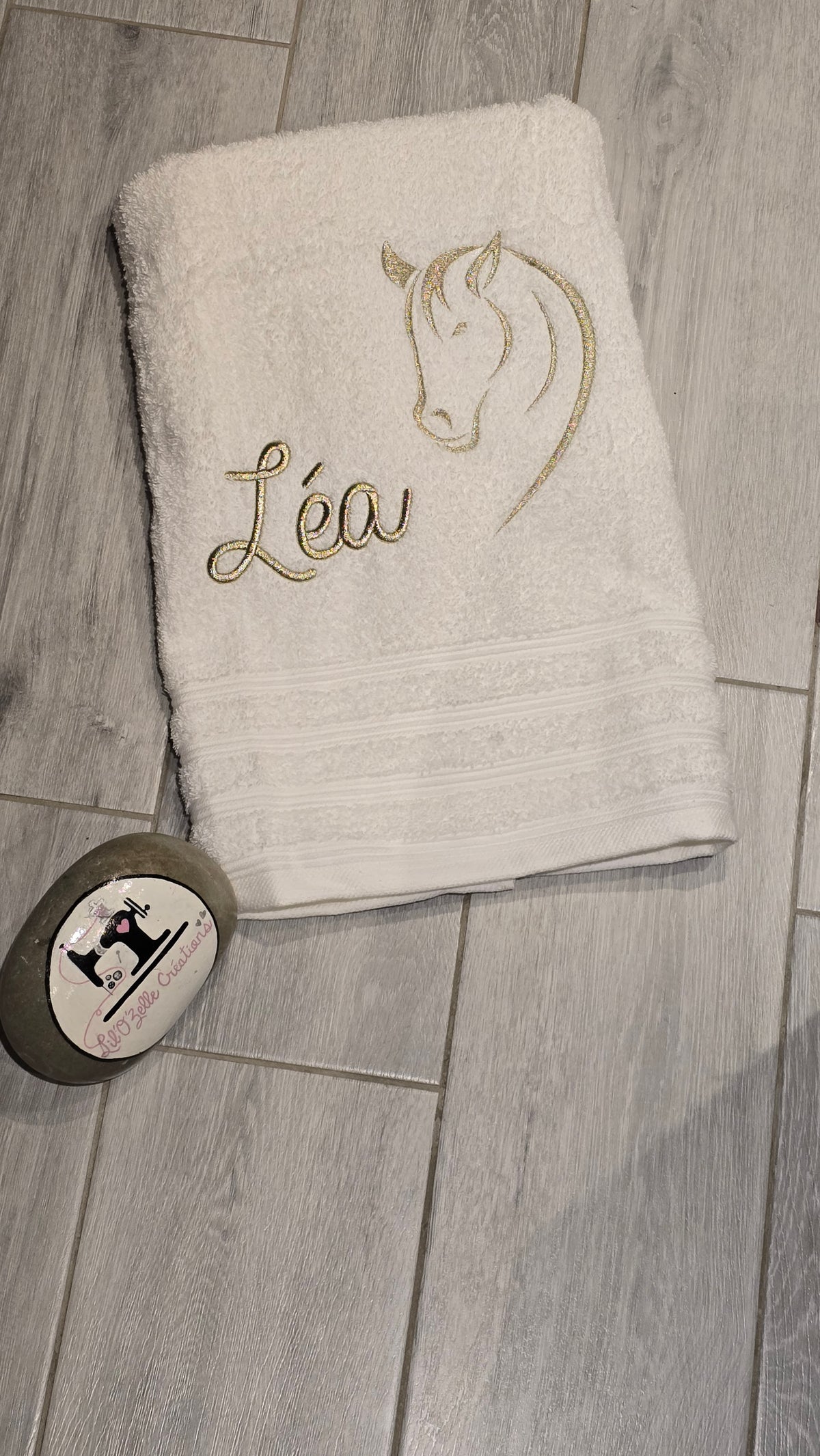 Drap de bain brodé personnalisé, écru brodé d'une tête de cheval et du prénom Léa