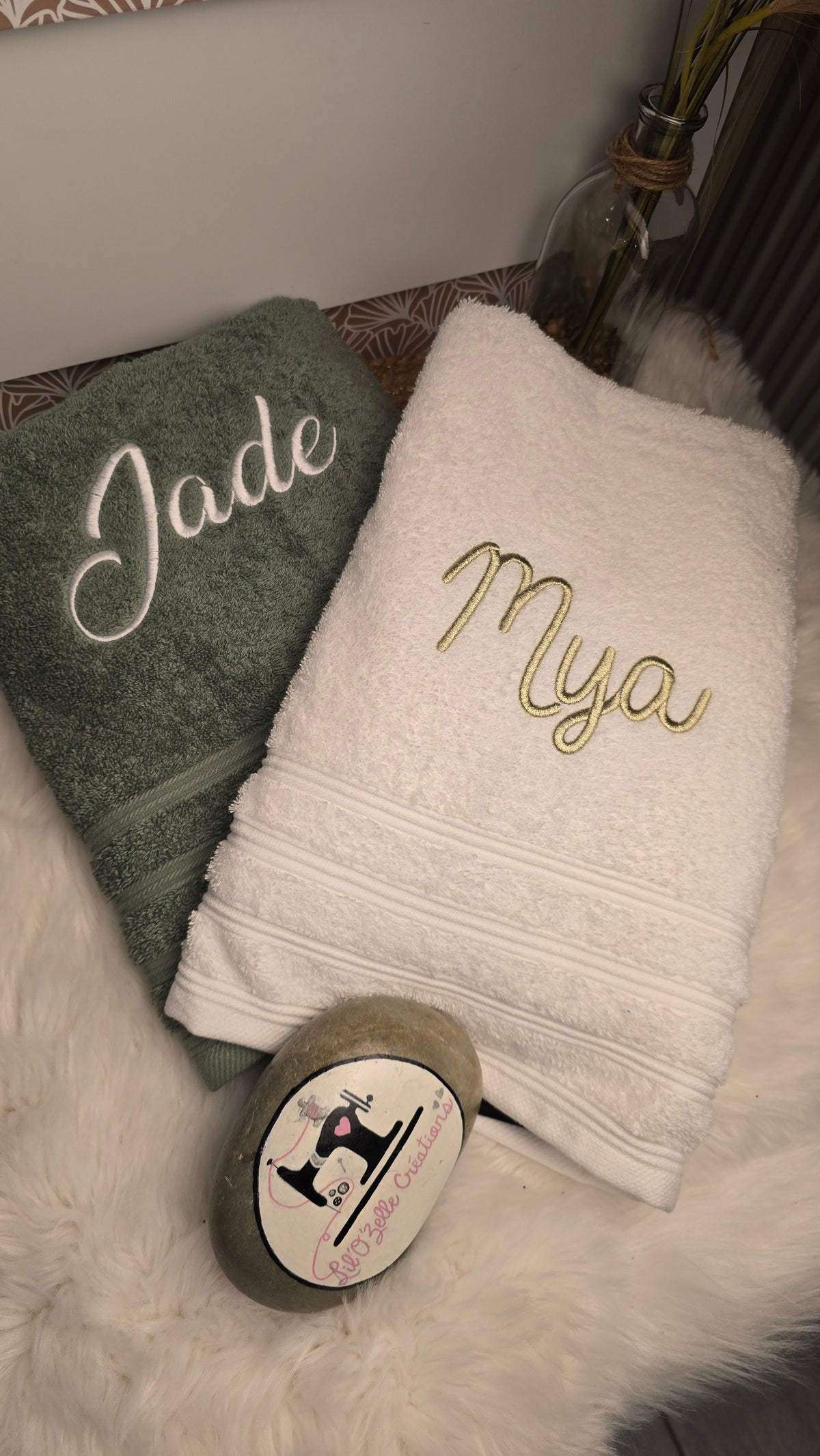 Drap de bain brodé personnalisé, vert et écru brodés des prénoms Jade et Mya