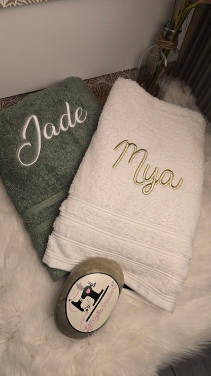 Drap de bain brodé personnalisé, vert et écru brodés des prénoms Jade et Mya