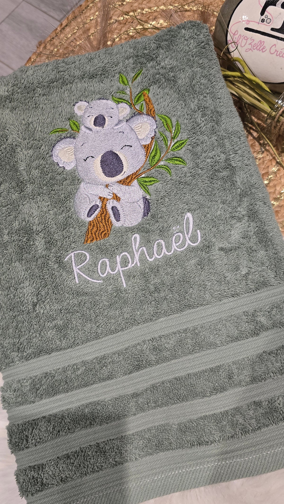 Drap de bain brodé personnalisé, vert sauge brodé d'un koala et du prénom Raphaël