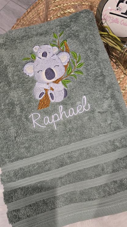 Drap de bain brodé personnalisé, vert sauge brodé d'un koala et du prénom Raphaël