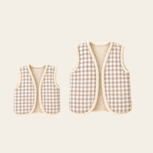 Duo de gilets sans manche maman et enfant assortis en vichy beige doublés sherpa, Matchy Matchy