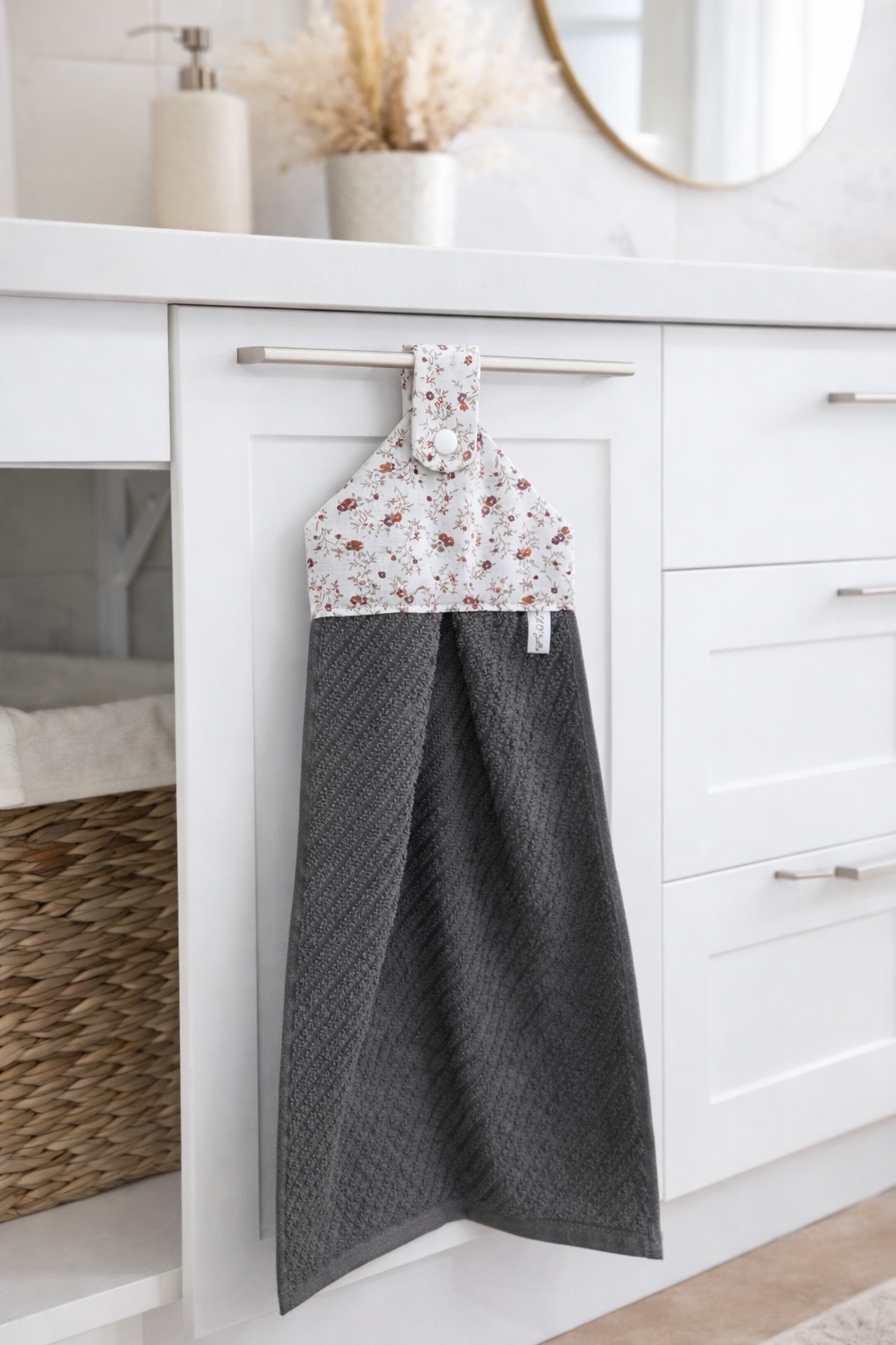 essuie mains a suspendre dans une salle de bain ou des toilettes WC