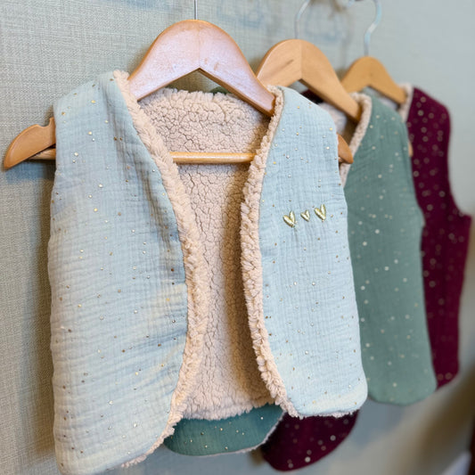 Gilets sans manche enfant en double gaze menthe, kaki et framboise doublés sherpa