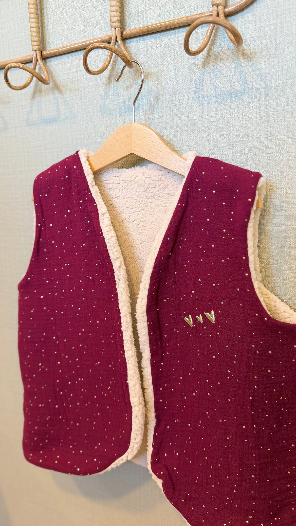 Gilet sans manche enfant en double gaze framboise à pois dorés doublé sherpa fait main par Lil'O'Zelle