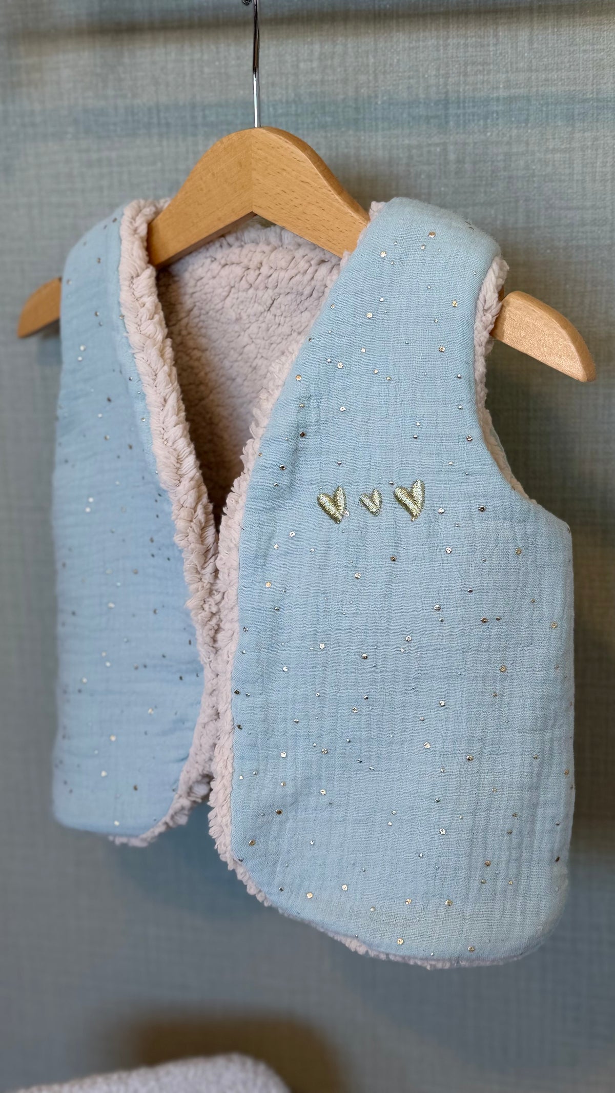 Gilet sans manche enfant en double gaze menthe à pois dorés doublé sherpa, cœurs brodés