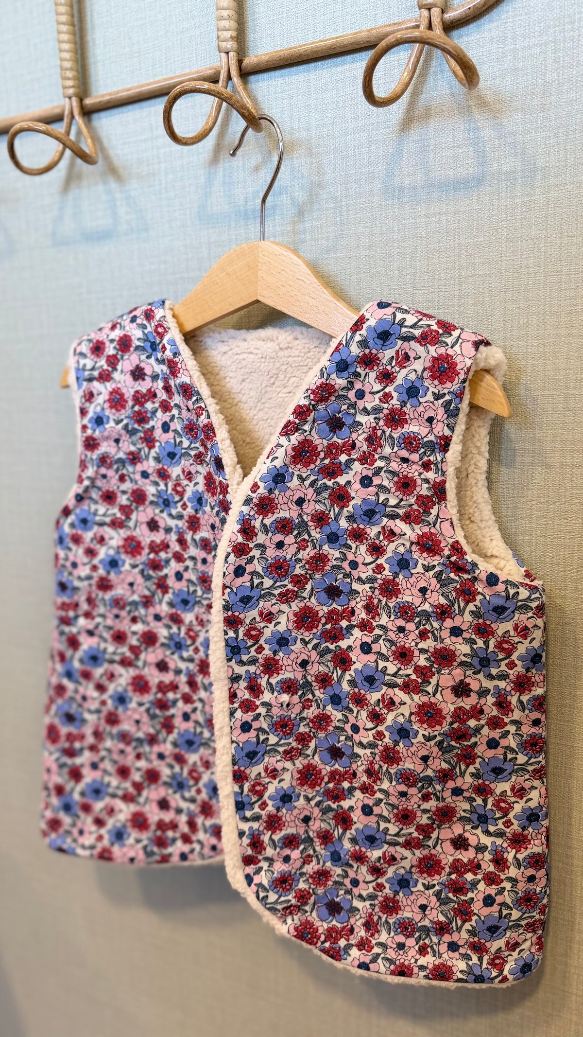 Gilet sans manche enfant fleuri Atlas rouge et bleu doublé sherpa fait main par Lil'O'Zelle