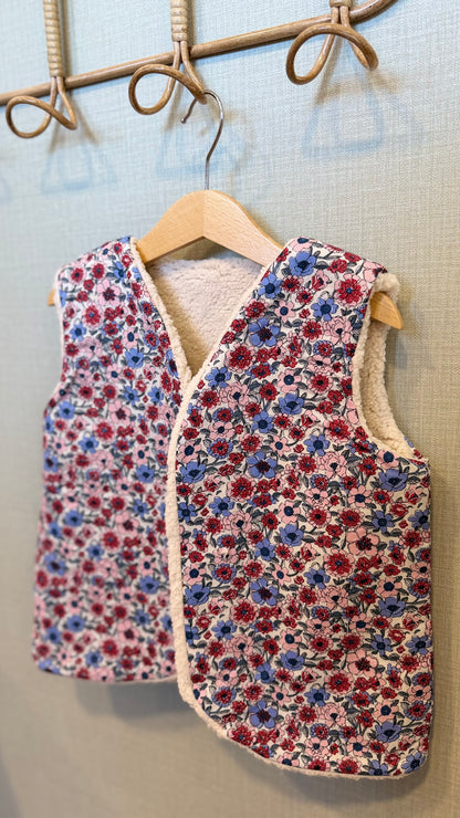 Gilet sans manche enfant fleuri Atlas rouge et bleu doublé sherpa fait main par Lil'O'Zelle