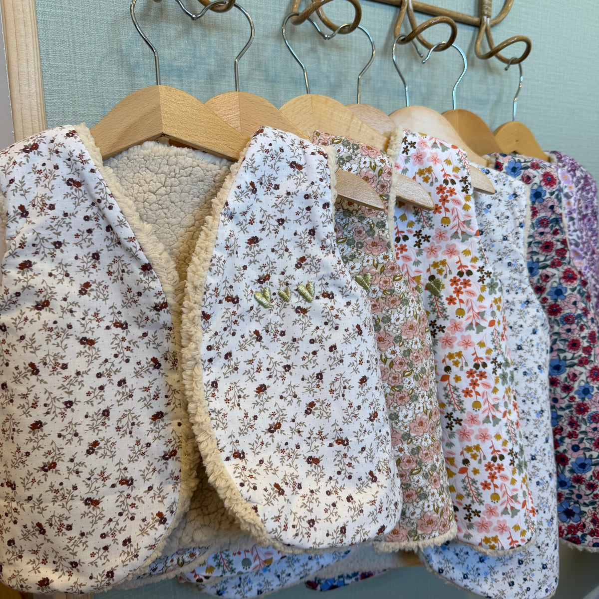 Gilets sans manche enfant en tissus fleuris doublés sherpa, collection faite main Lil'O'Zelle