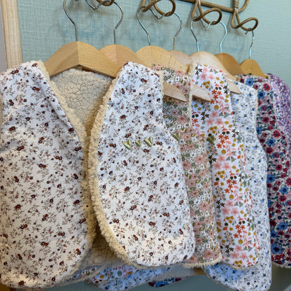Gilets sans manche enfant en tissus fleuris doublés sherpa, collection faite main Lil'O'Zelle