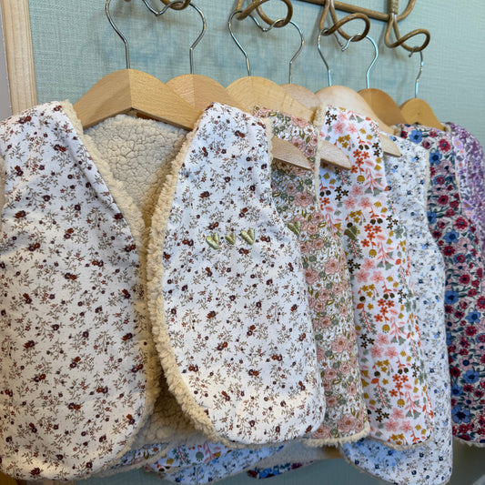 Gilets sans manche enfant en tissus fleuris doublés sherpa, collection faite main Lil'O'Zelle