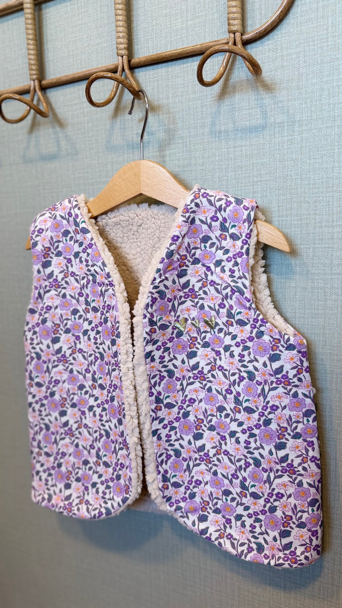 Gilet sans manche enfant fleuri Corolle mauve doublé sherpa fait main par Lil'O'Zelle