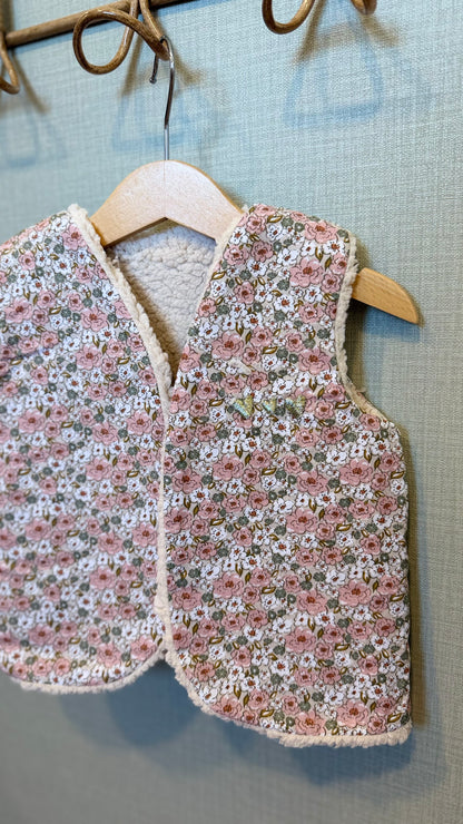 Gilet sans manche enfant fleuri kaki et rose doublé sherpa fait main par Lil'O'Zelle