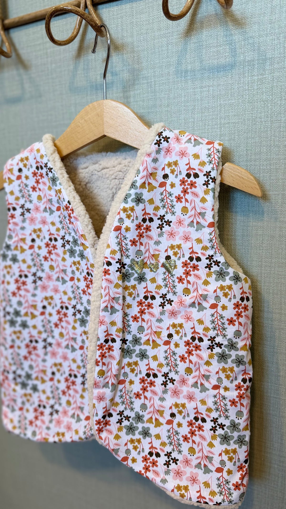 Gilet sans manche enfant fleuri Milly multicolore doublé sherpa fait main par Lil'O'Zelle