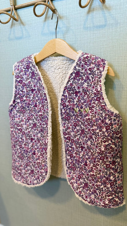 Gilet sans manche enfant fleuri Prunelle violet doublé sherpa fait main par Lil'O'Zelle