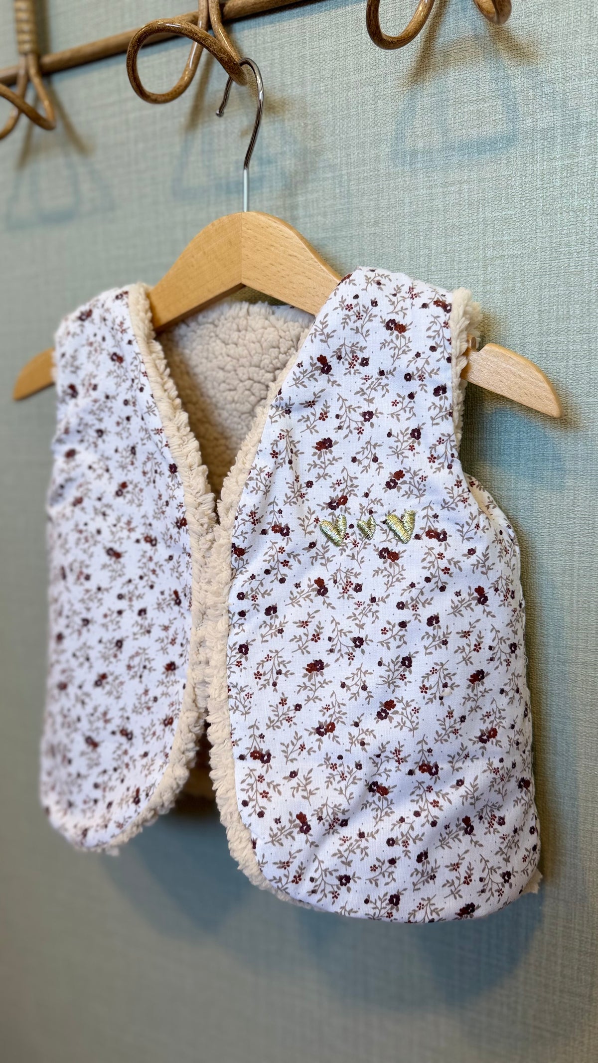 Gilet sans manche enfant fleuri Romantique marine doublé sherpa fait main par Lil'O'Zelle