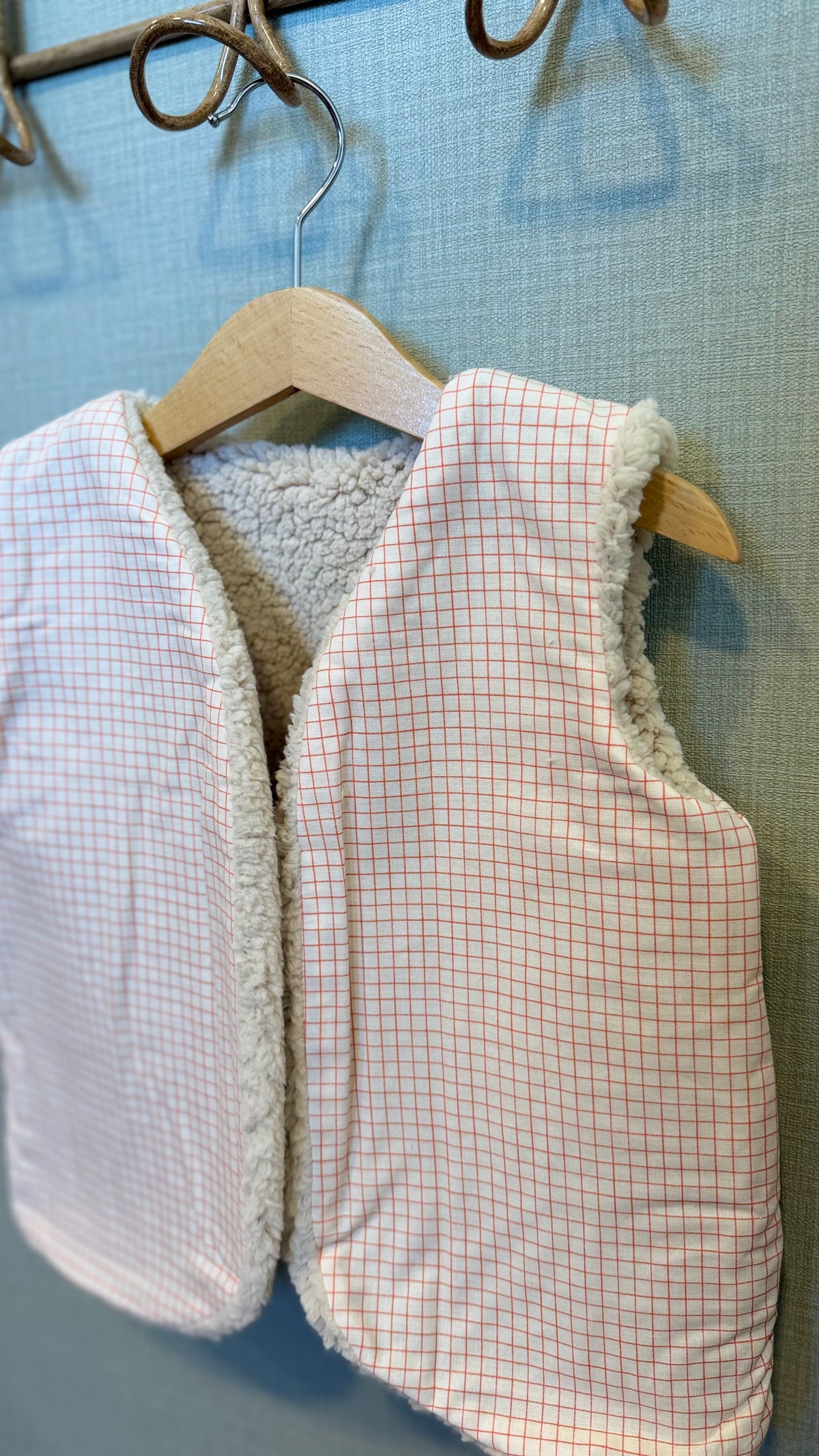 Gilet sans manche enfant mini carreaux mandarine doublé sherpa fait main par Lil'O'Zelle