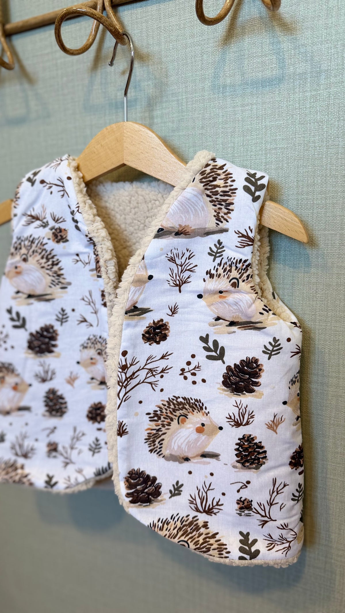 Gilet sans manche enfant à motif hérissons et pommes de pin doublé sherpa fait main par Lil'O'Zelle