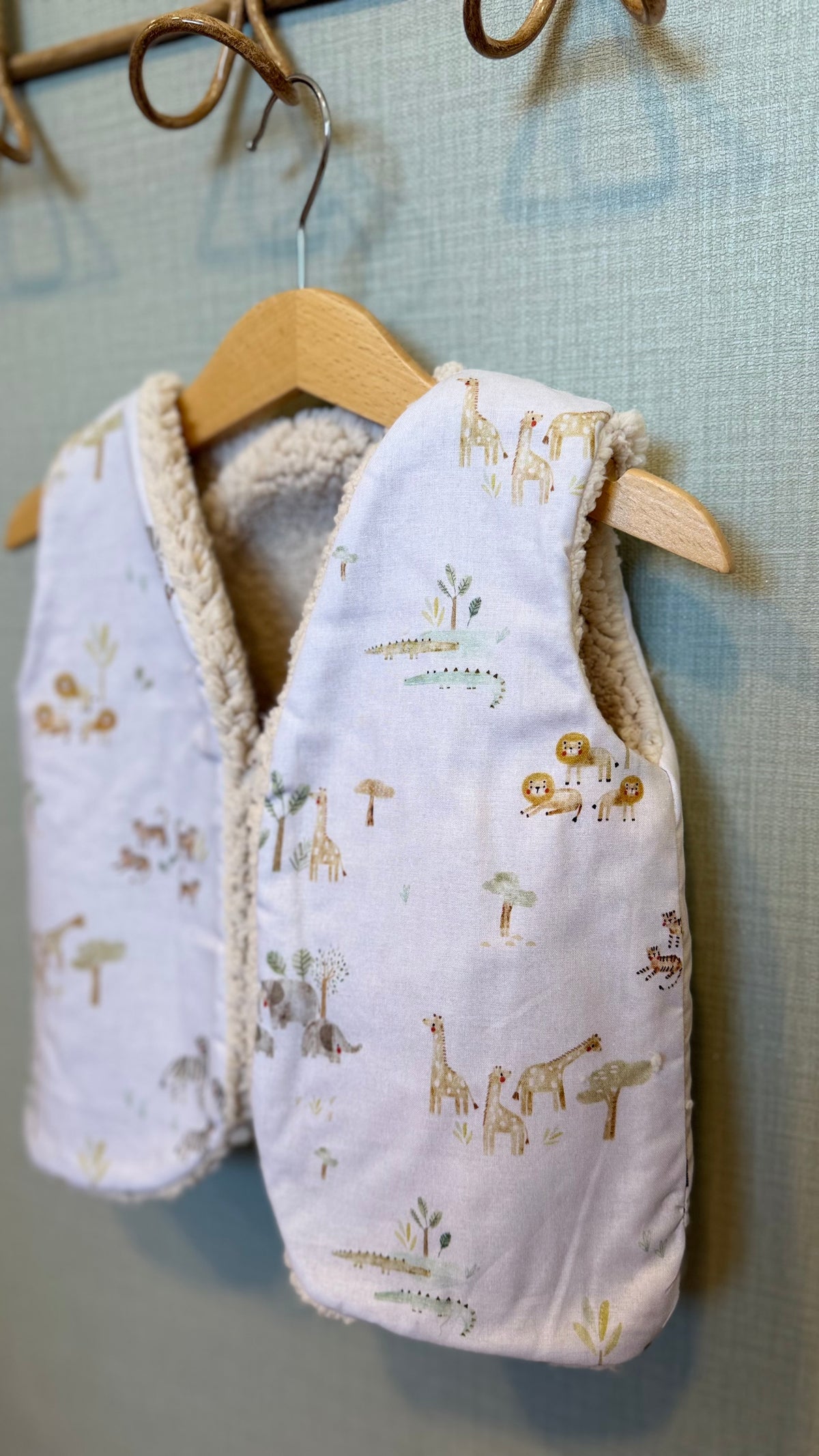 Gilet sans manche enfant à motif animaux de la savane sur fond beige, doublé sherpa