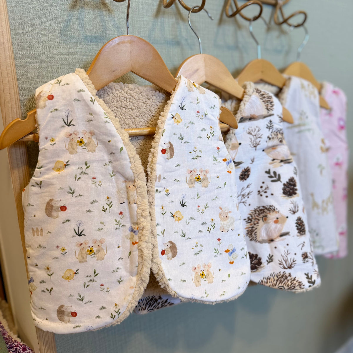 Gilets sans manche enfant à motifs animaux (hérisson, oiseau, savane, bergerie) doublés sherpa