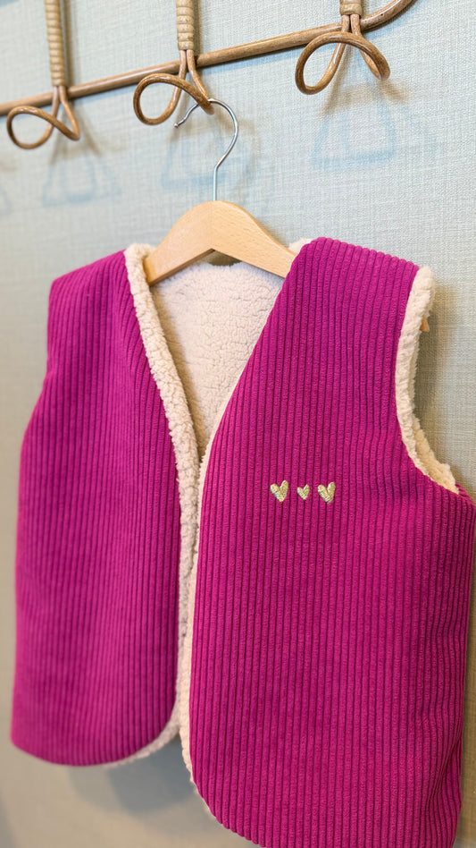 Gilet sans manche enfant en velours côtelé aubergine doublé sherpa, cœurs brodés