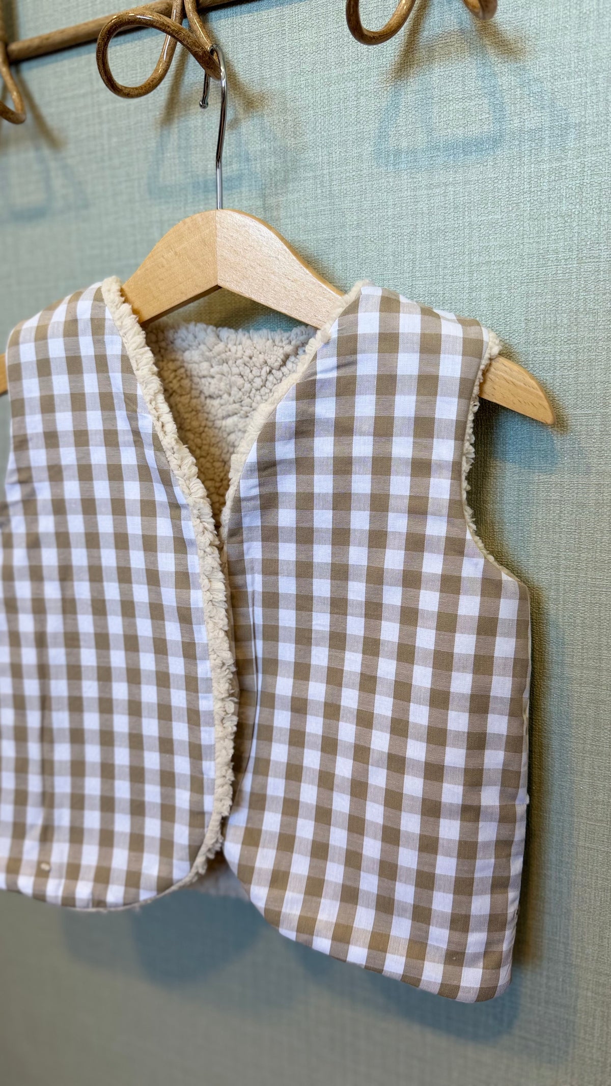 Gilet sans manche enfant en vichy grands carreaux beige doublé sherpa fait main par Lil'O'Zelle