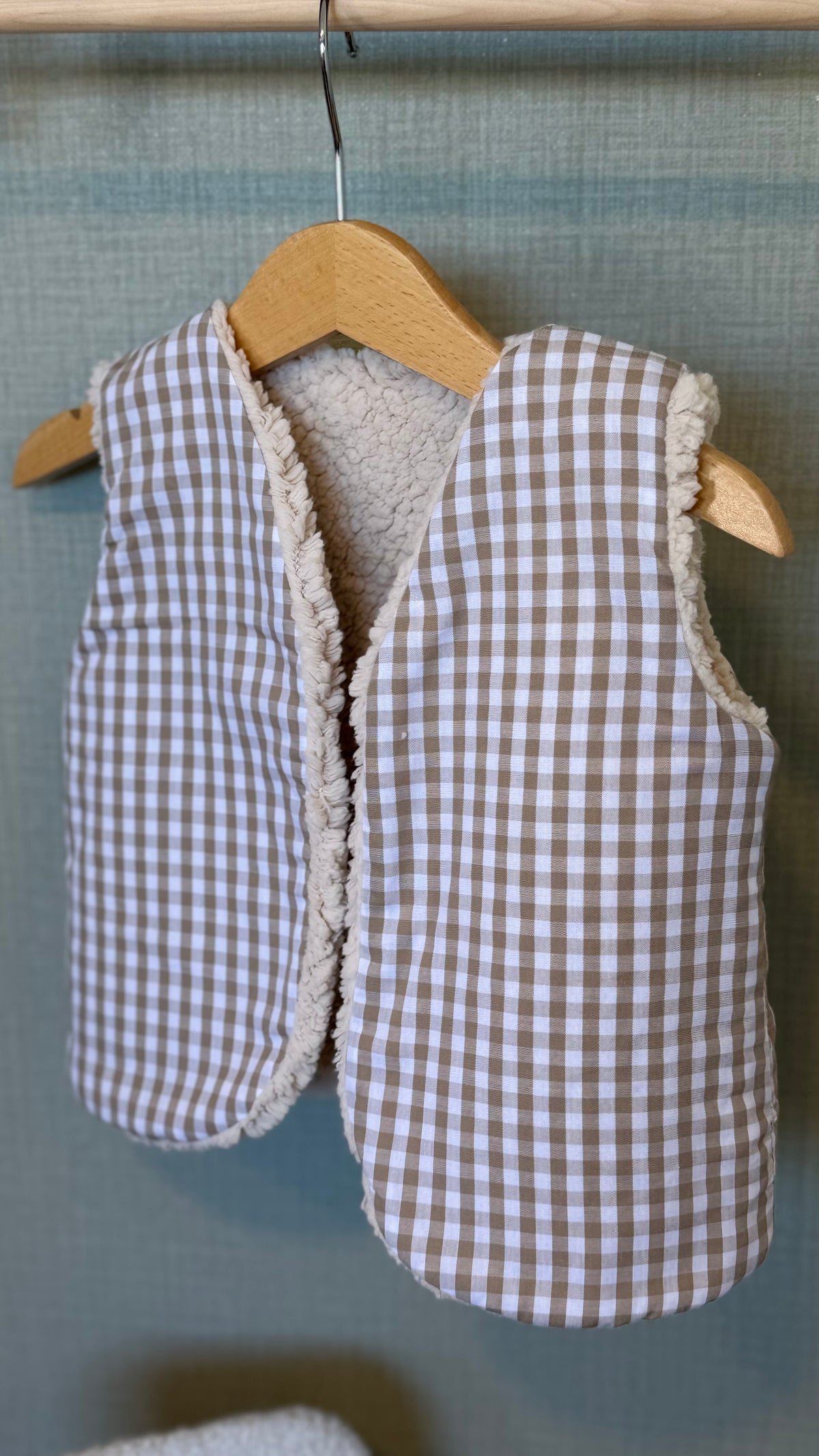 Gilet sans manche enfant en vichy beige doublé sherpa, vue de face sur cintre
