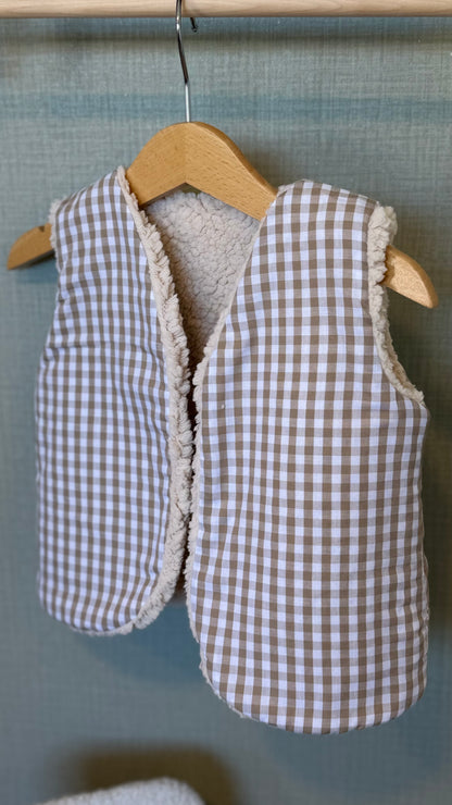 Gilet sans manche enfant en vichy beige doublé sherpa, vue de face sur cintre