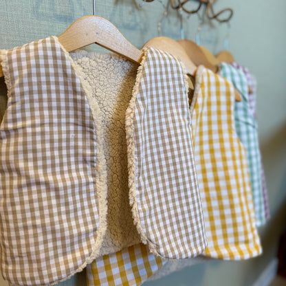 Gilets sans manche enfant en vichy beige, moutarde et sauge doublés sherpa, collection faite main Lil'O'Zelle