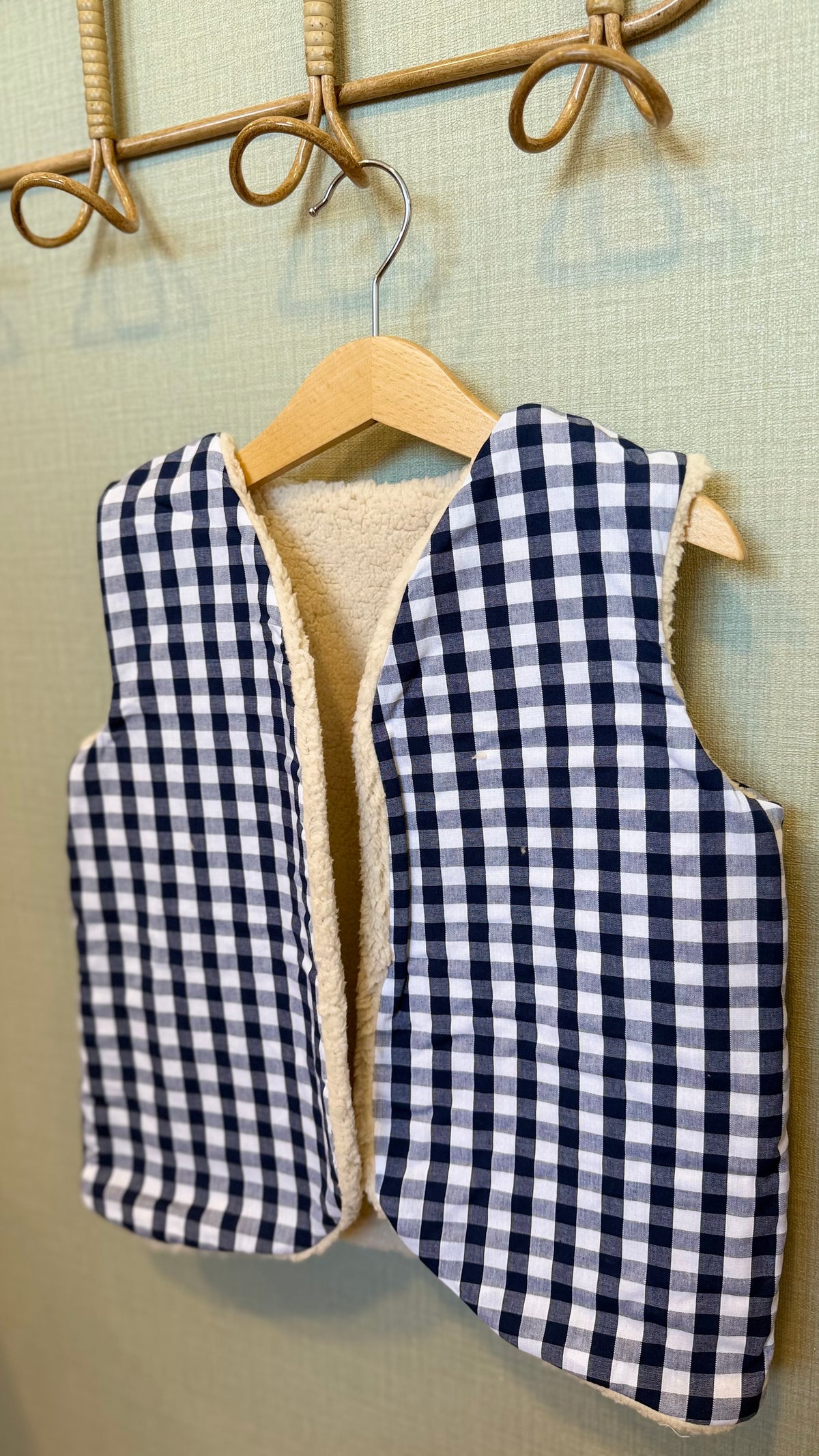 Gilet sans manche enfant en vichy grands carreaux bleu marine doublé sherpa fait main par Lil'O'Zelle