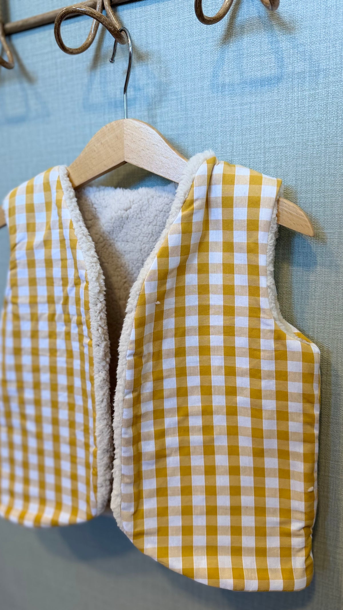 Gilet sans manche enfant en vichy grands carreaux moutarde doublé sherpa fait main par Lil'O'Zelle