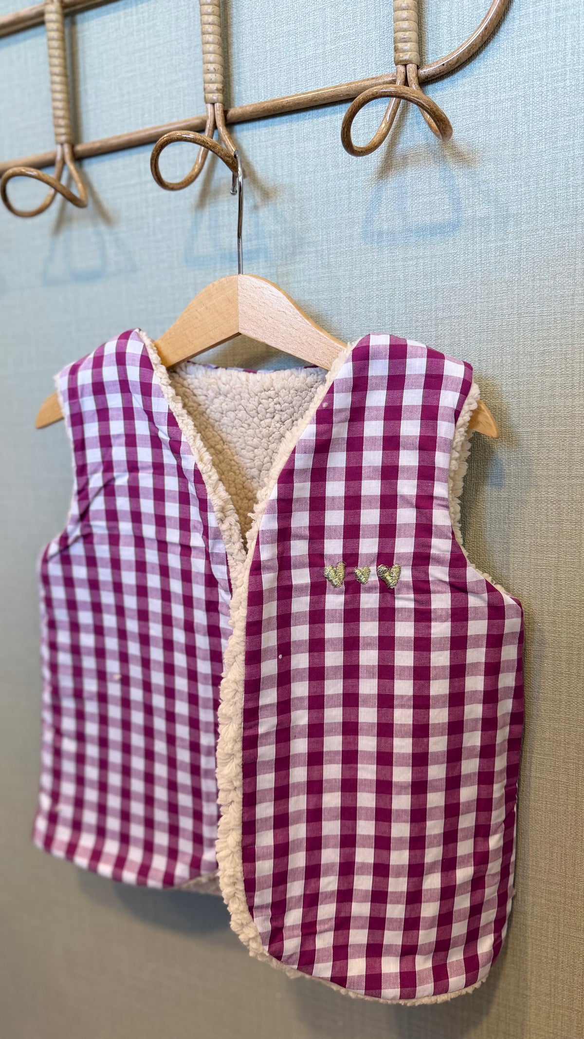 Gilet sans manche enfant en vichy grands carreaux prune doublé sherpa fait main par Lil'O'Zelle