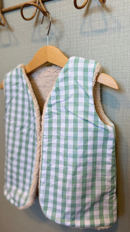 Gilet sans manche enfant en vichy grands carreaux vert sauge doublé sherpa fait main par Lil'O'Zelle