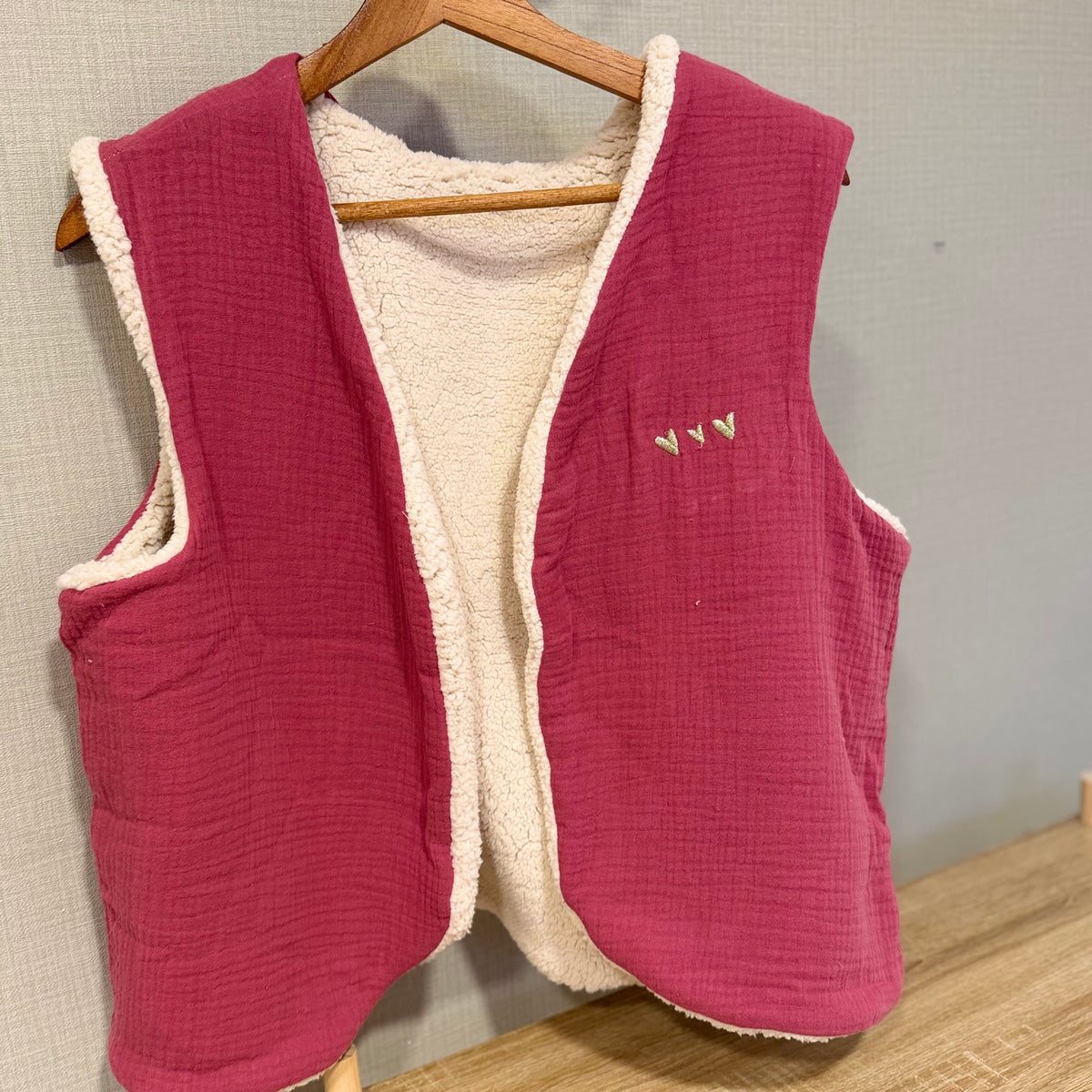 Gilet sans manche femme en double gaze framboise doublé sherpa, cœurs brodés