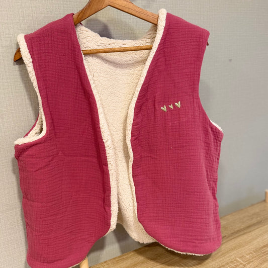 Gilet sans manche femme en double gaze framboise doublé sherpa, cœurs brodés