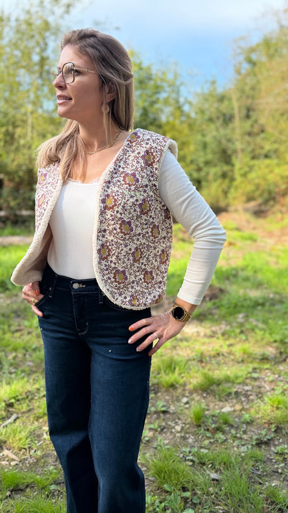 Femme portant un gilet sans manche fleuri sur fond clair doublé sherpa, en extérieur