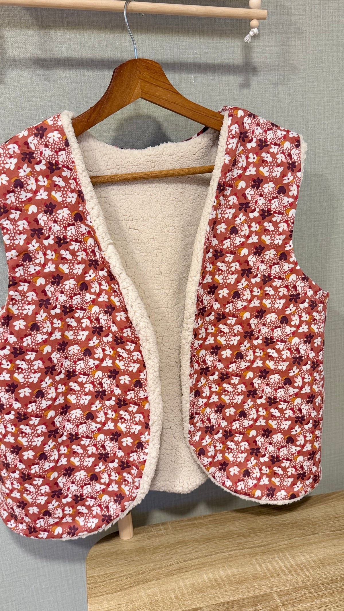 Gilet sans manche femme fleuri grenadine rose corail doublé sherpa fait main par Lil'O'Zelle