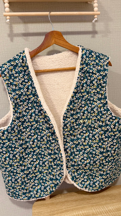 Gilet sans manche femme fleuri Miyu bleu canard doublé sherpa fait main par Lil'O'Zelle