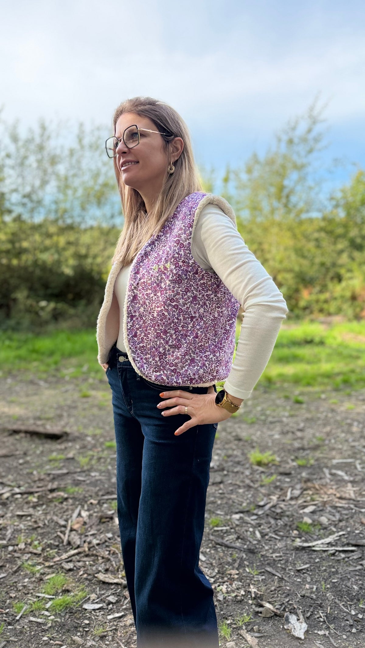 Gilet sans manche femme fleuri violet porté avec un jean, look casual